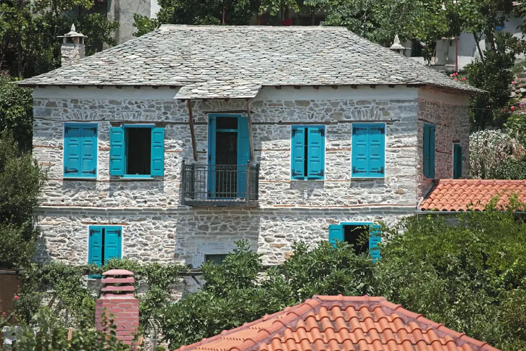 Restore edilmiş taş ev cephesi