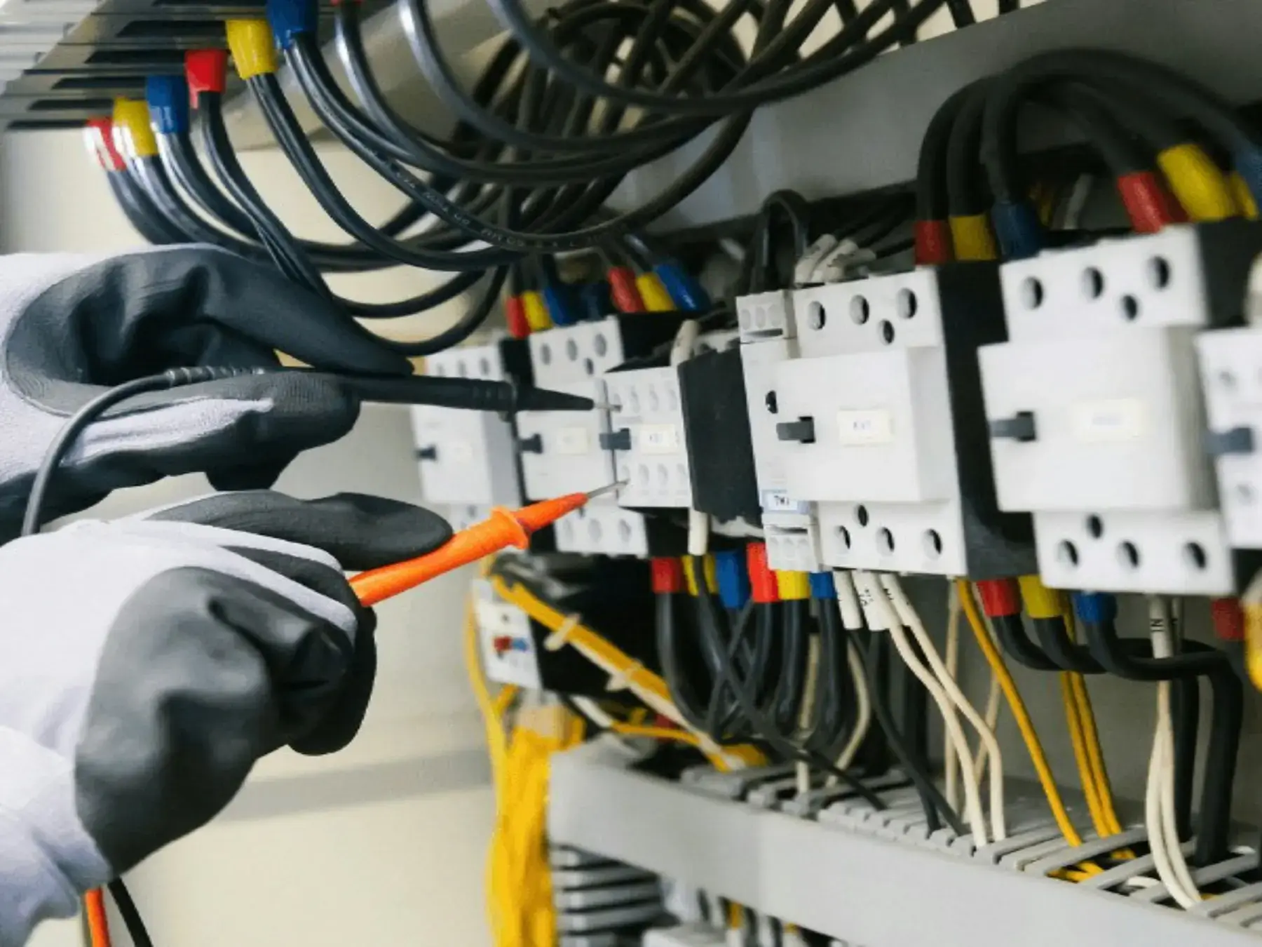 Elektrik panosunda kablo bağlantıları