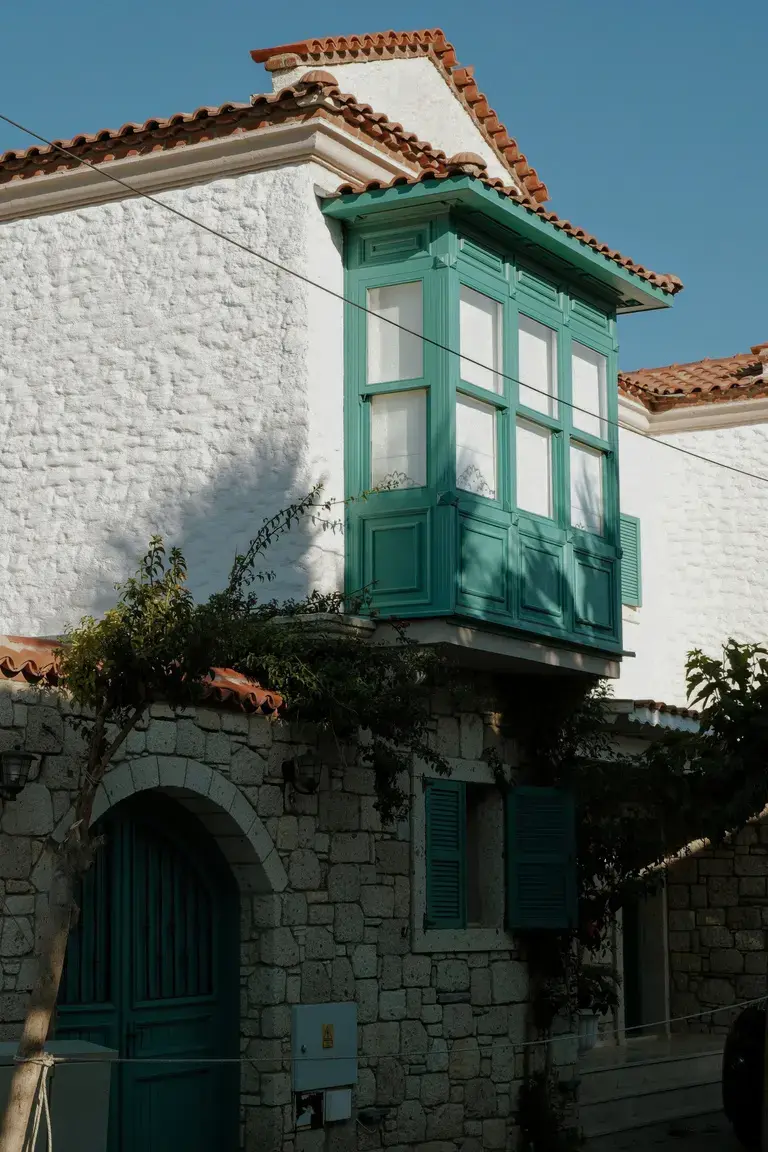 Urla’da restore edilmiş cumbalı taş ev – Yarımada ZEN